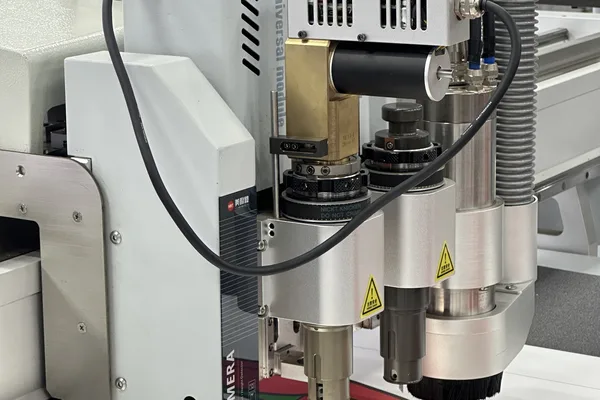 Close-up of the MNT T7 multi-tool head with oscillating knife, drag blade and milling spindle