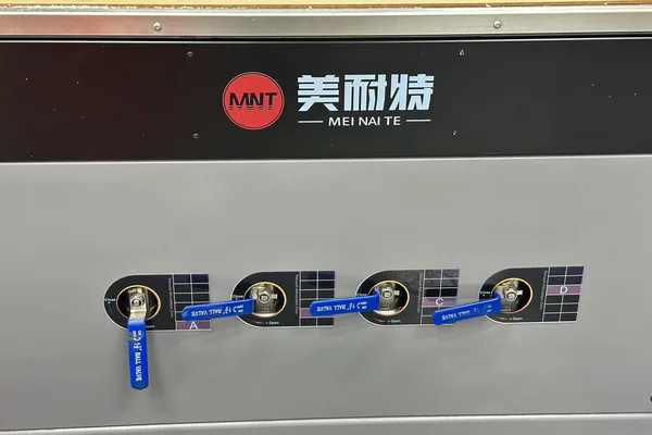 Four-zone vacuum valves on an MNT machine worktable