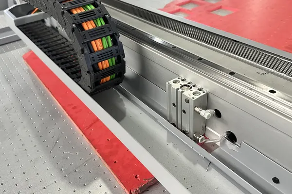 Cable chain and linear guide rail on an MNT CNC machine