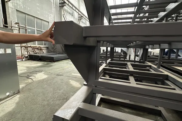 Welded machine frames in the Hangzhou Chaohan workshop before machining