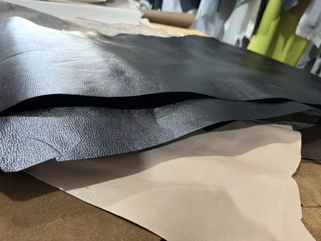 Black litchi-grain PU synthetic leather stacked for multi-layer oscillating knife cutting