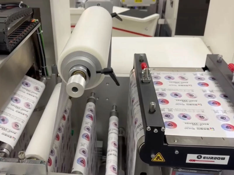 Digital knife cutter cutting shallow kiss-cut lines and through-cut outer profiles in one job