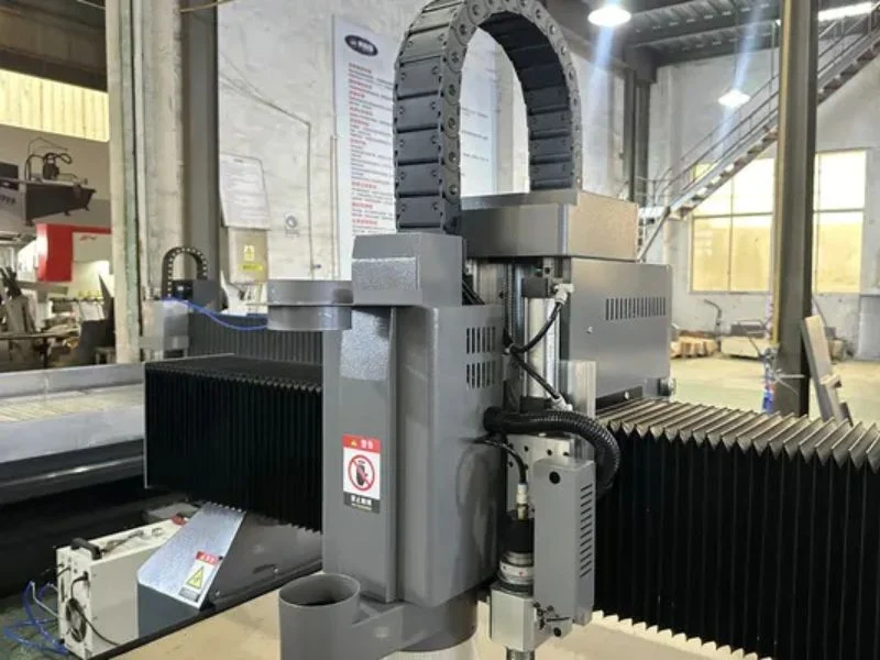 Large format cardboard cutting machine with 2500x1600mm working area and auto-feed conveyor