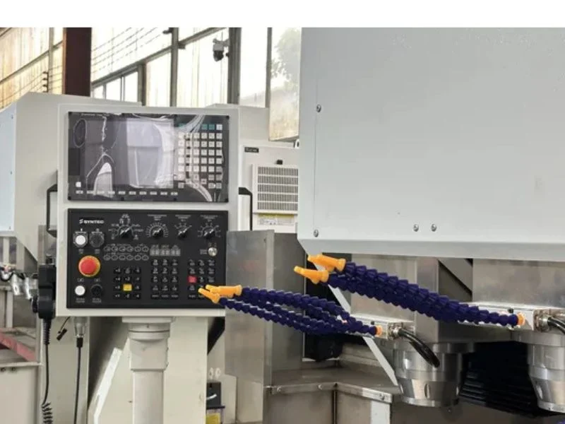Infographic summarizing four key decisions when selecting a five-axis CNC router: working envelope, head configuration, RTCP accuracy, and fixturing