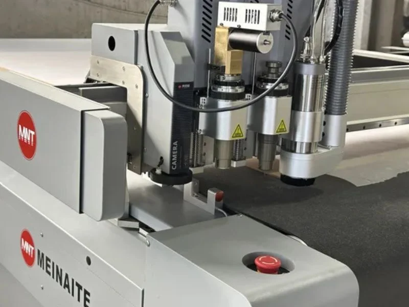 Single head carrying oscillating knife, drag knife and creasing tool on the MNT C-series