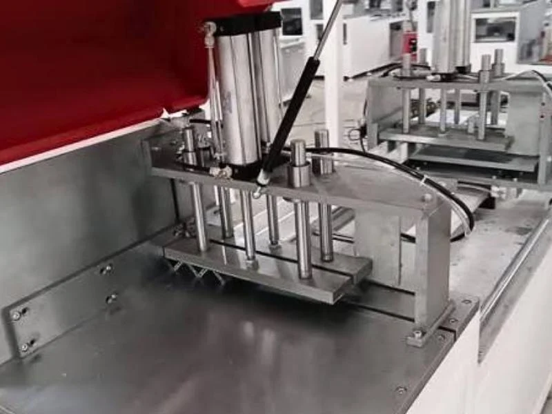 Flood coolant clearing chips during aluminium milling